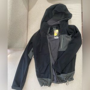 Mountain Hardwear Men’s Large Hooded Jacket